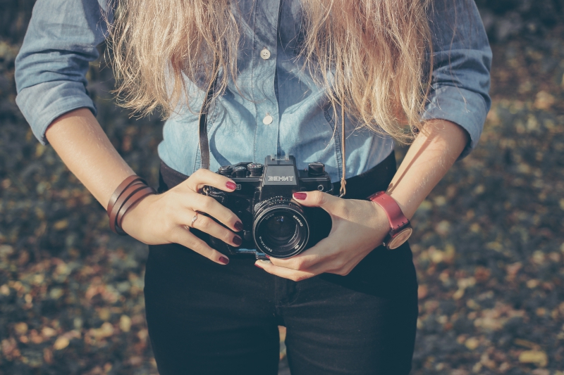 photographe-LE LAVANDOU-min_hand-person-girl-woman-camera-photography-614-pxhere.com